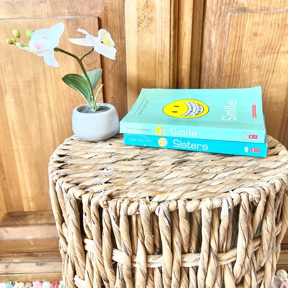 Tween Paperback Book Set Smile & Sisters By Raina Telgemeier - Picture 7 of 7